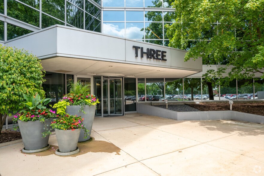 More Photos Of 3 Westbrook Corporate Ctr, Westchester Office For Lease
