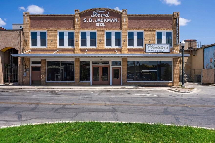 More Photos Of 211-215 E Hutchison St, San Marcos Storefront Retail Office For Lease