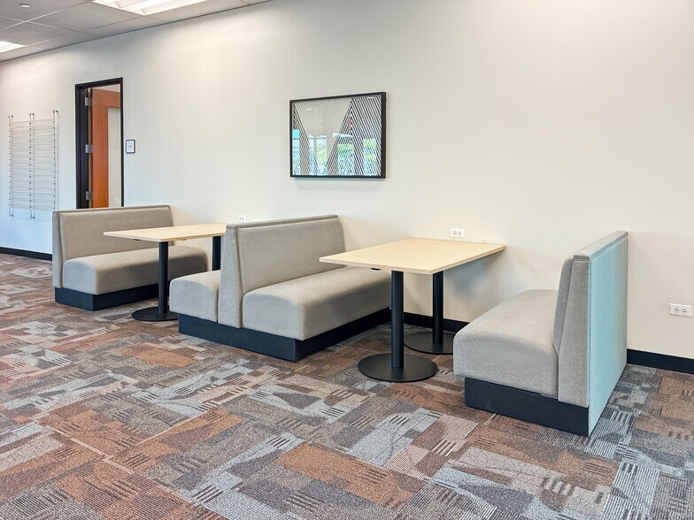 More Photos Of 5400 Prairie Stone Pkwy, Hoffman Estates Coworking Space