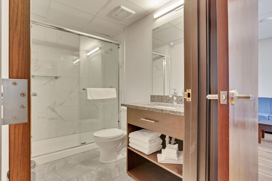 More Photos Of 301 Broadway, Lorain Hotel For Lease