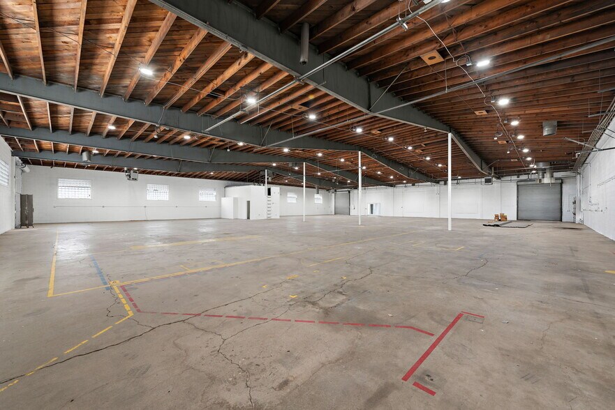 More Photos Of 2907 S Oak St, Santa Ana Warehouse For Lease