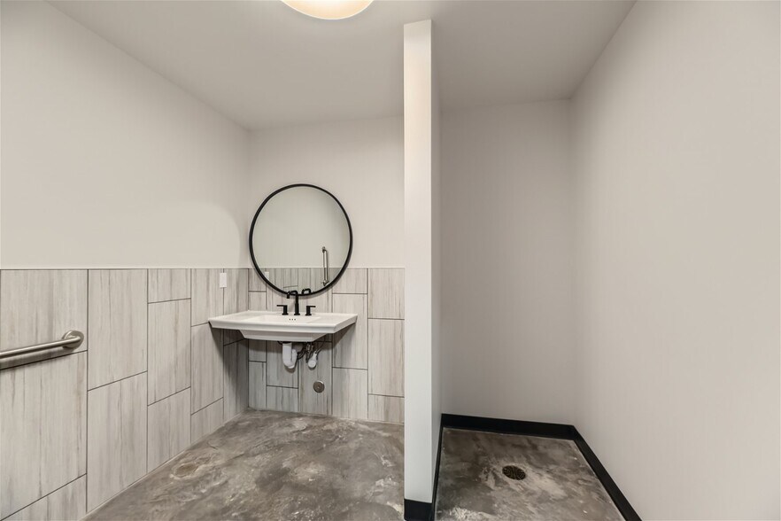 More Photos Of 1006 s Interstate 25, Castle Rock Flex For Sale