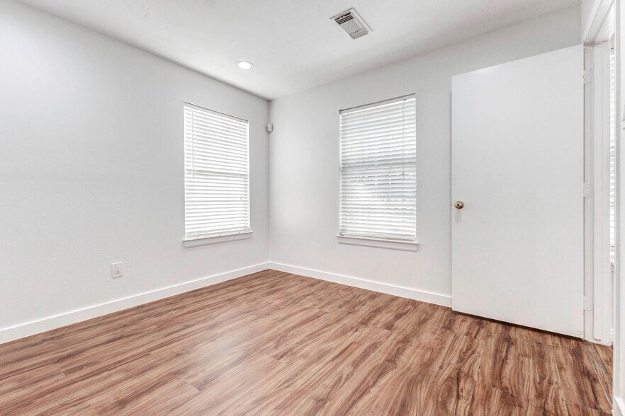 More Photos Of 1324 Avenue D, Katy Medical For Sale