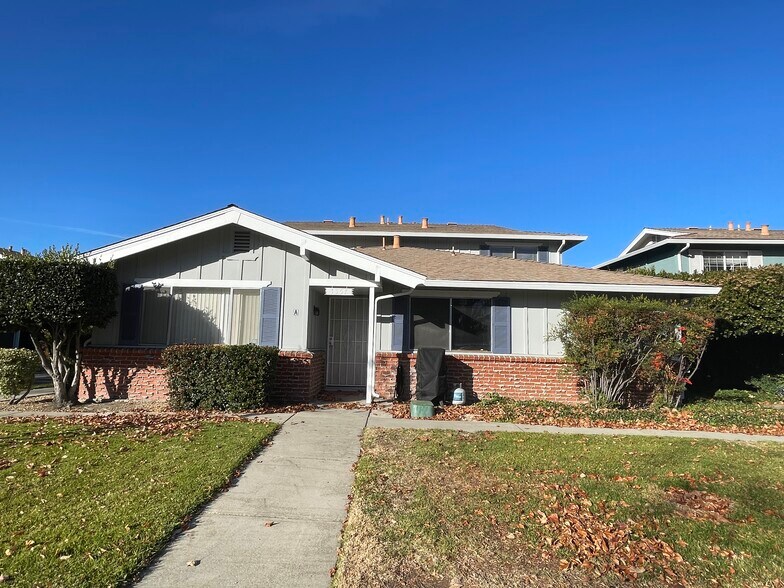 More Photos Of 1093 Del Rio Circle, Concord Apartments For Sale