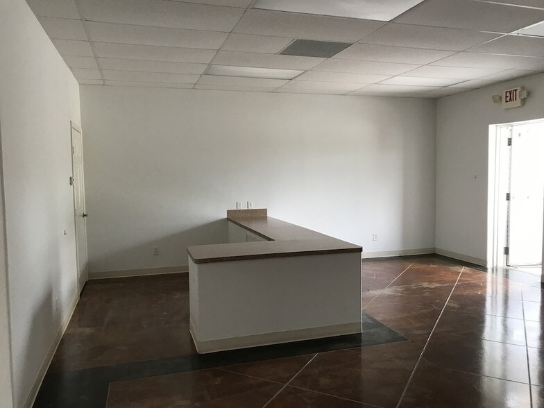 More Photos Of 118 6th St N, Texas City Showroom For Sale