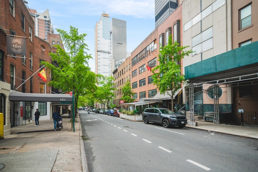 More Photos Of 216 E 49th St, New York Office For Lease