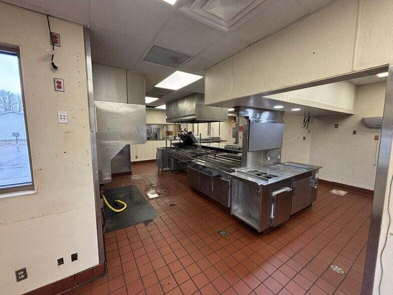 More Photos Of 1302 N 24th St, Clear Lake Fast Food For Lease