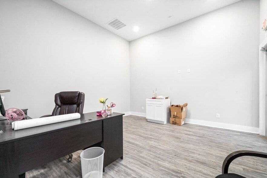 More Photos Of 1811 Mercantile Dr, Clarksville Light Distribution For Lease