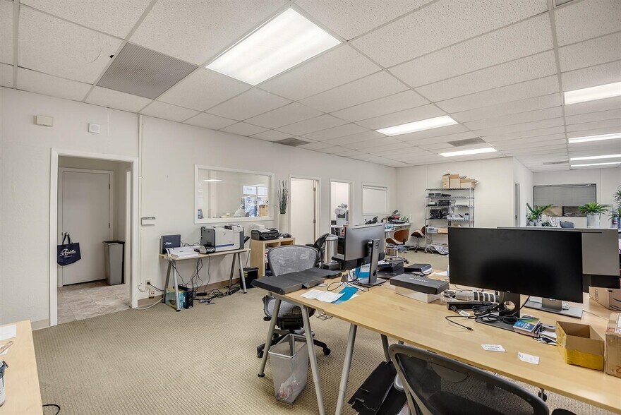 More Photos Of 1023 Chestnut St, Redwood City Research And Development For Sale