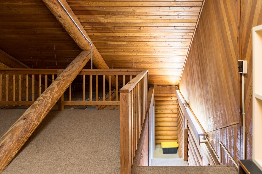 More Photos Of 2502-2514 SW 4th ave, Ontario Veterinarian Kennel For Sale