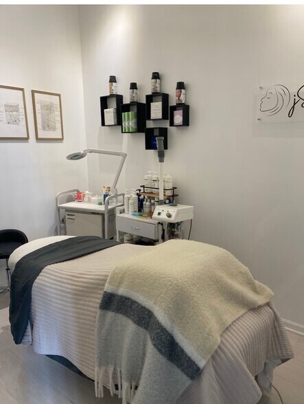 More Photos Of 4663-4669 N Manor Ave, Chicago Storefront Retail Residential For Lease