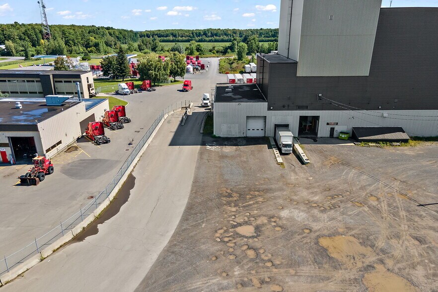 More Photos Of 35-75 Rue De L'acier, Coteau-du-lac Manufacturing For Lease
