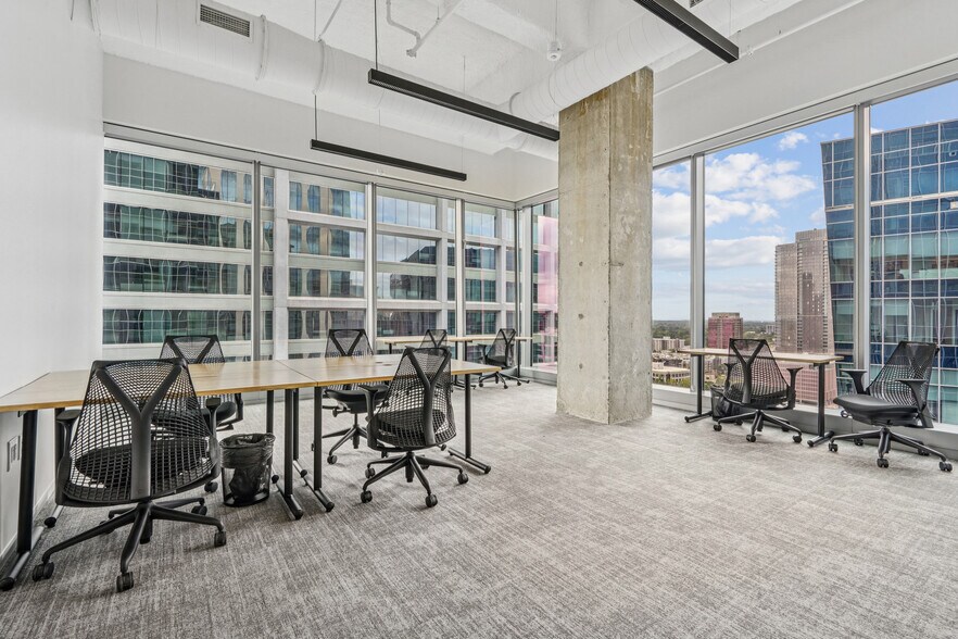 More Photos Of 600 S Tryon St, Charlotte Coworking Space