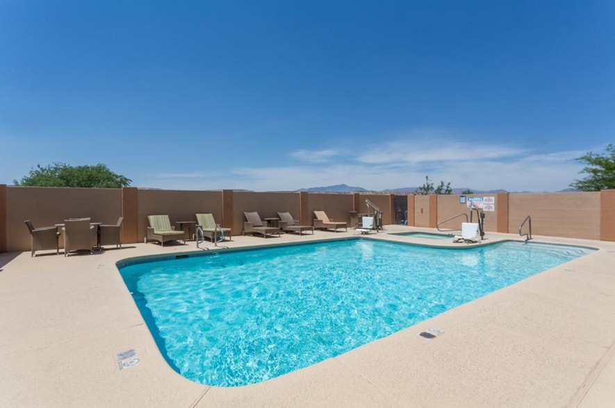 More Photos Of 621 W Commerce Dr, Benson Shelter For Sale
