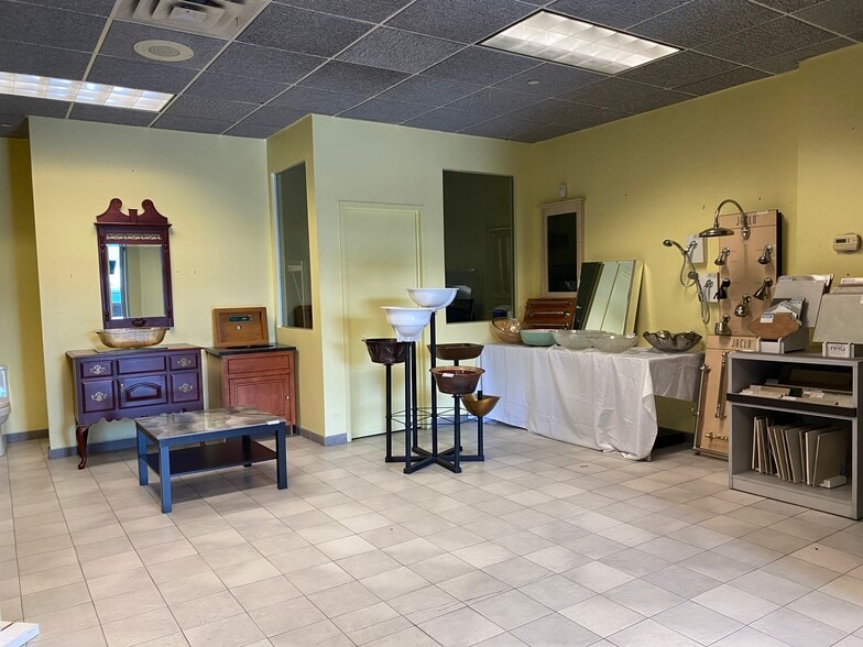 More Photos Of 31 N Bridge St, Staten Island Freestanding For Lease