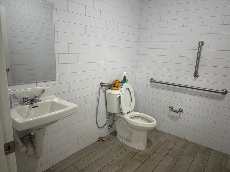 More Photos Of 583-587 Broad St, Newark Storefront Retail Office For Lease