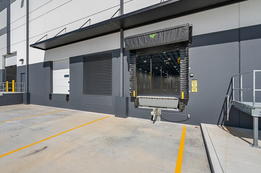 More Photos Of 585 33rd St NE, Ruskin Distribution For Lease