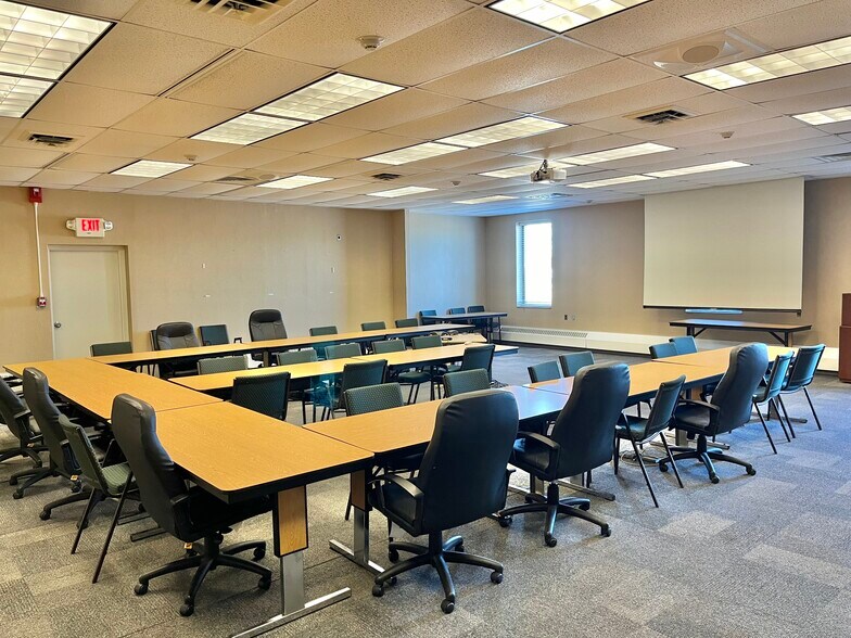 More Photos Of 1401 W Center St, Warsaw Light Distribution For Sale