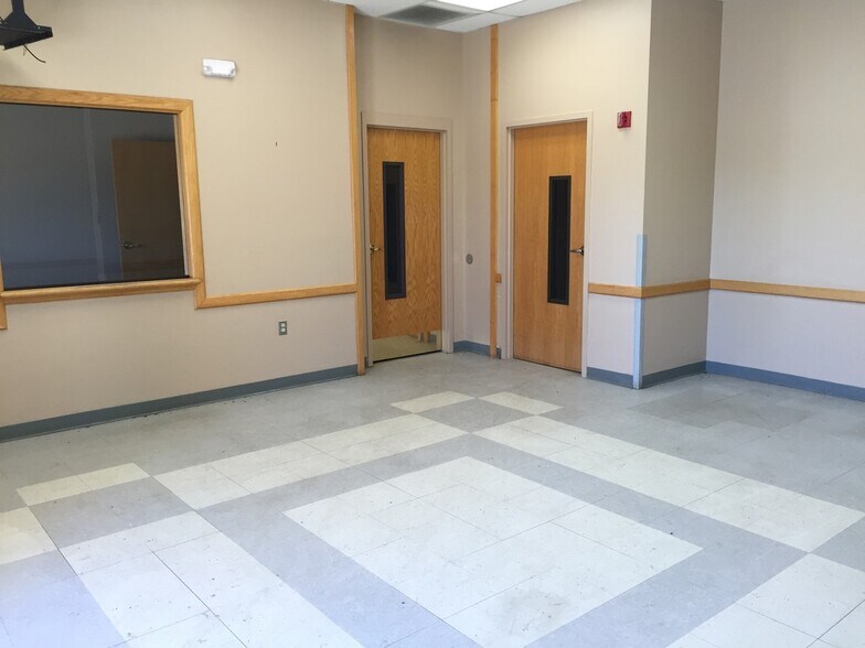 More Photos Of 1701 E State Highway 97, Jourdanton Flex For Lease