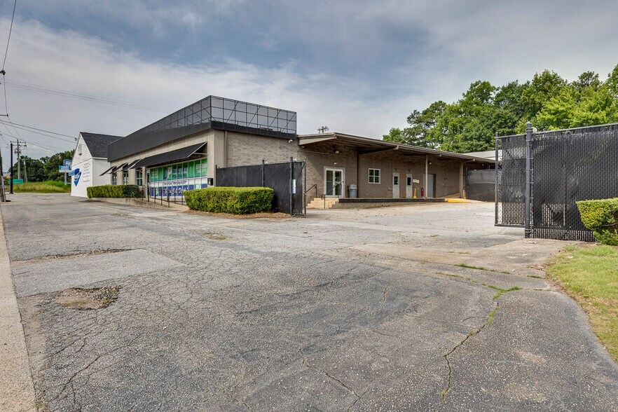 More Photos Of 211 N Pleasantburg Dr, Greenville Light Manufacturing For Sale
