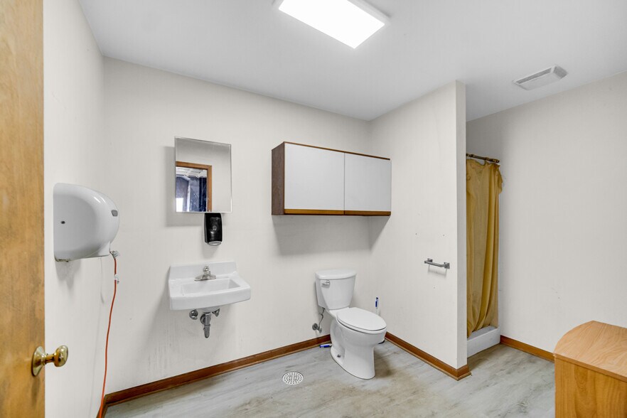 More Photos Of 7045 Calumet Ave, Hammond Light Distribution For Sale