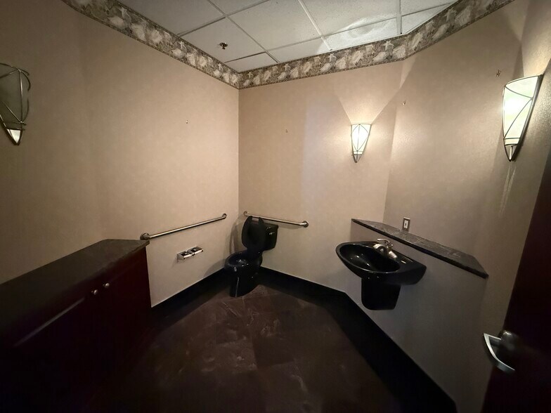 More Photos Of 39525 14 Mile Rd, Novi Medical For Lease