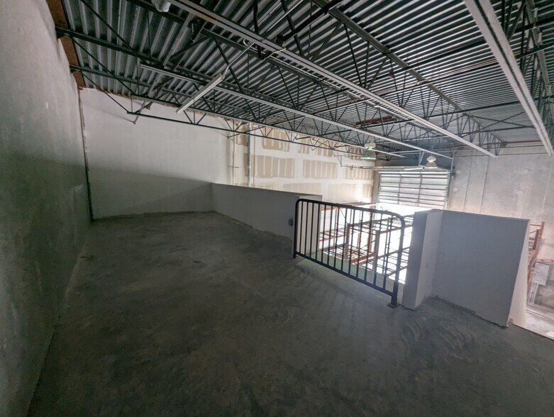 More Photos Of 585 NW Mercantile Pl, Port Saint Lucie Light Manufacturing For Sale