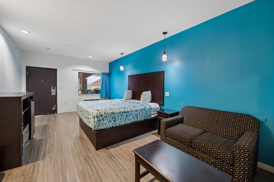 More Photos Of 14621 Highway 59 N, Humble Hotel For Sale