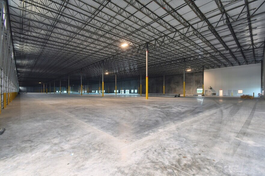 More Photos Of 4505 24th St E, Bradenton Distribution For Lease