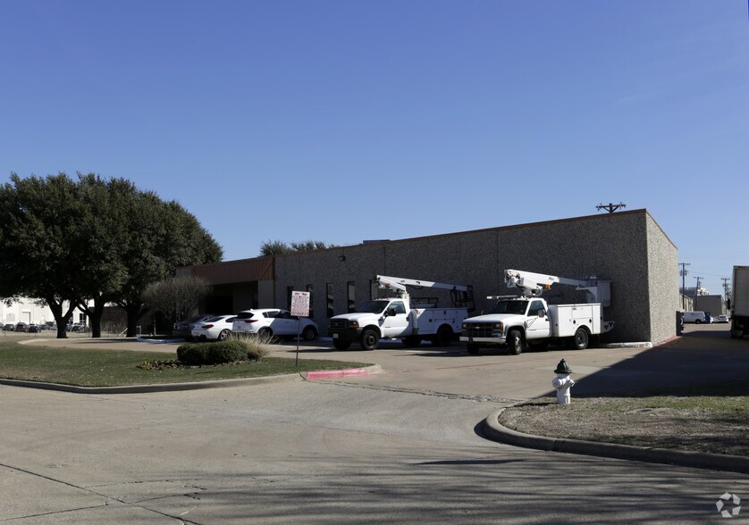 More Photos Of 4300-4324 Sunbelt Dr, Addison Light Distribution For Lease