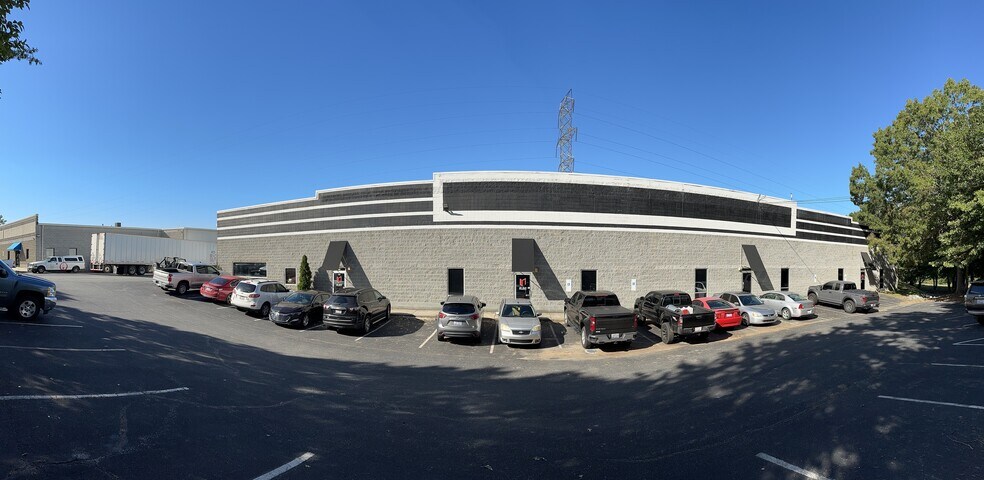 More Photos Of 128 Commercial Dr, Mooresville Warehouse For Lease