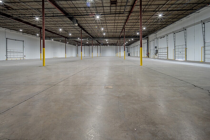 More Photos Of 8330 Endicott Ln, Dallas Warehouse For Lease