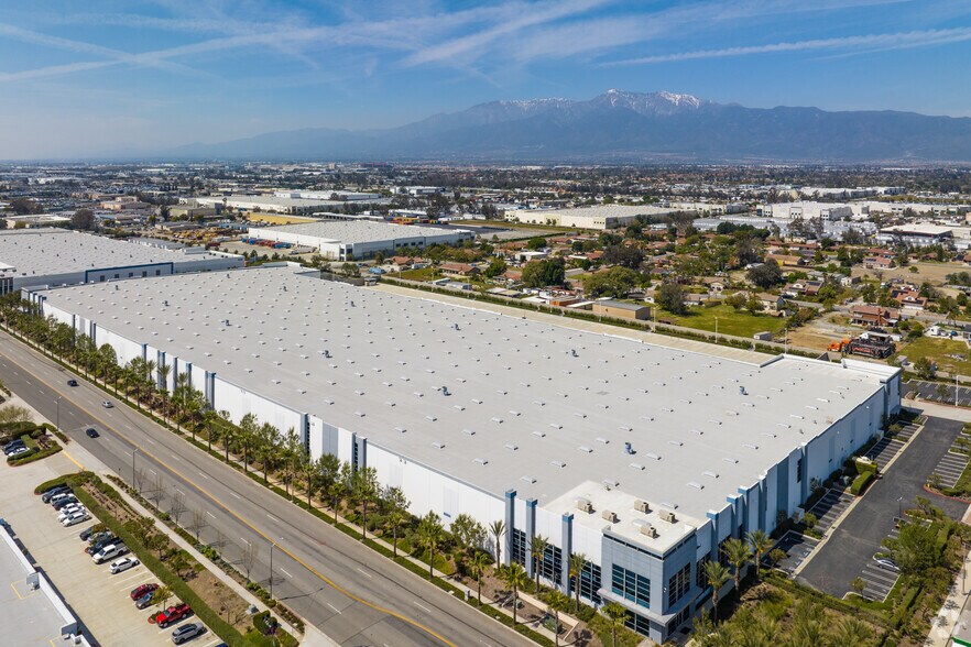 More Photos Of 10886 S Citrus Ave, Fontana Distribution For Lease