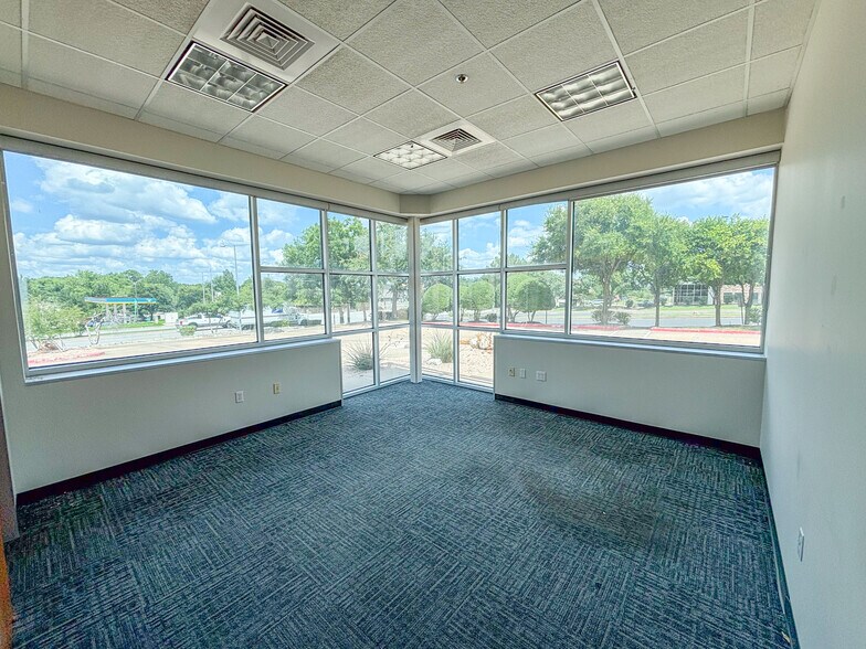 More Photos Of 8200 Cross Park Dr, Austin Light Distribution For Lease