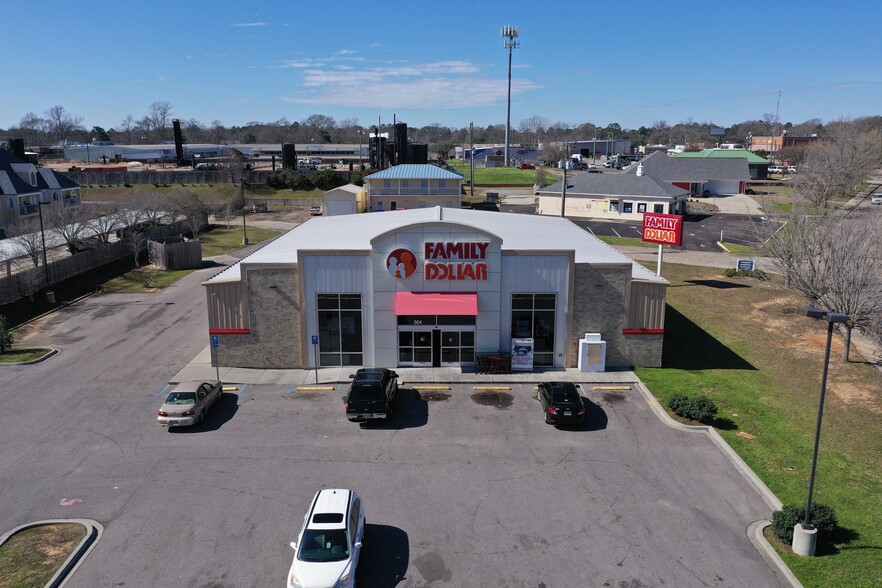 Primary Photo Of 304 Mason St, Laurel General Retail For Sale