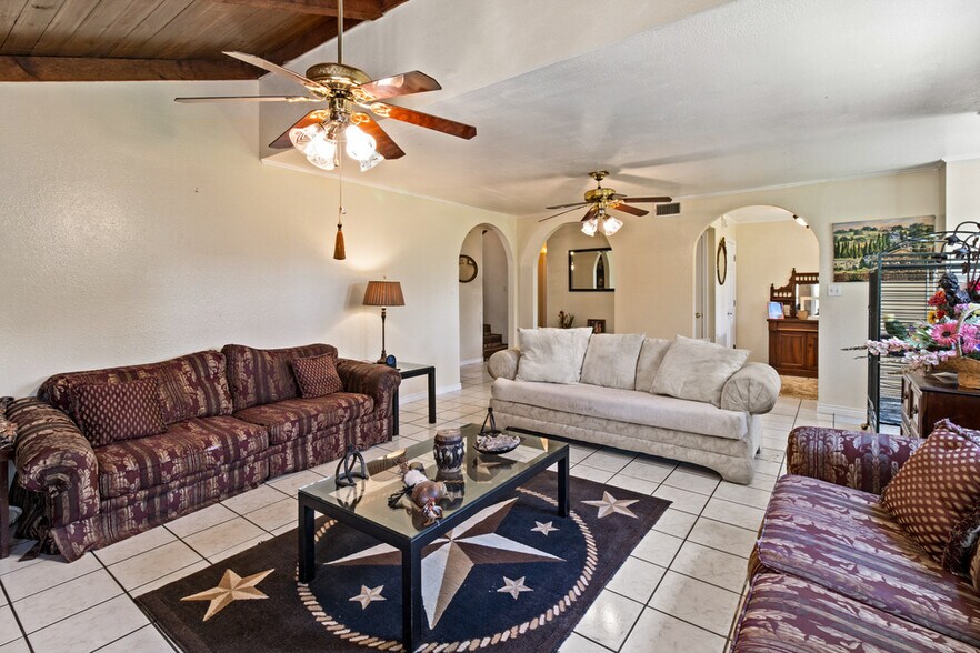 More Photos Of 750 N US Highway 287, Palestine Multifamily For Sale