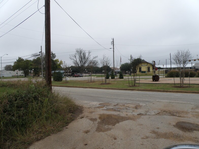 More Photos Of 919 W Debard St, Palestine Land For Lease
