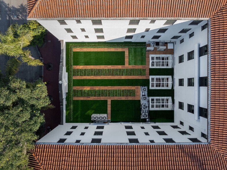 More Photos Of 527-537 State St, Santa Barbara Hotel For Lease