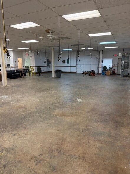 More Photos Of 7527 Gary Rd, Manassas Warehouse For Sale