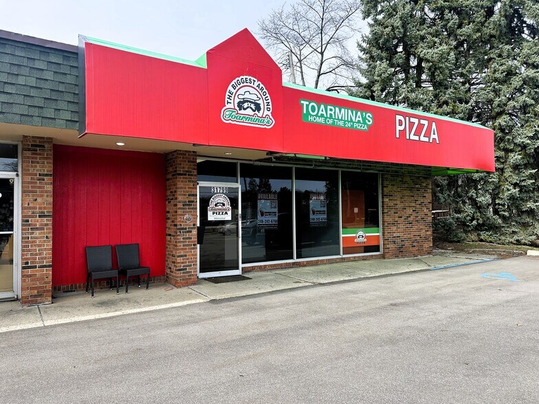 More Photos Of 31779-31799 Middlebelt Rd, Farmington Hills Restaurant For Lease