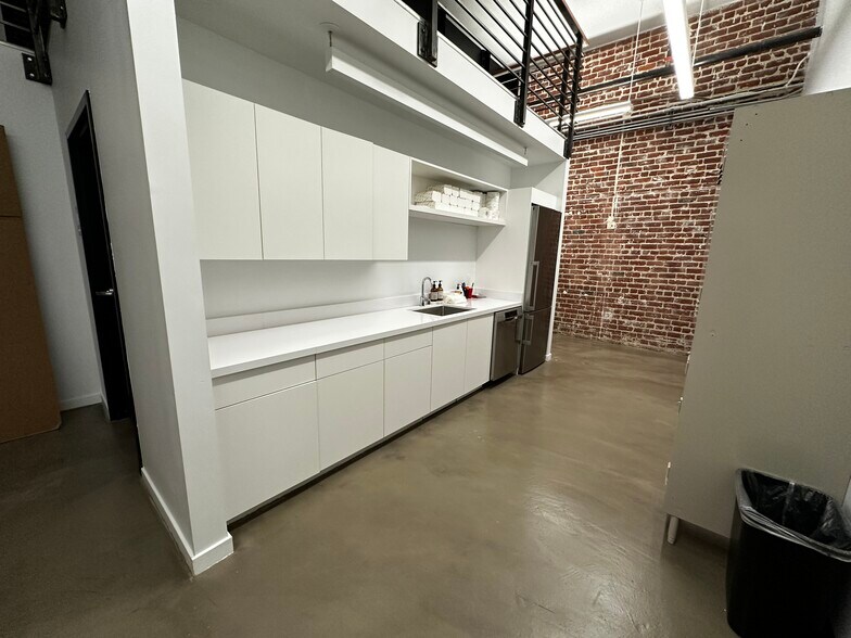 More Photos Of 454-452 Shotwell St, San Francisco Light Distribution For Lease