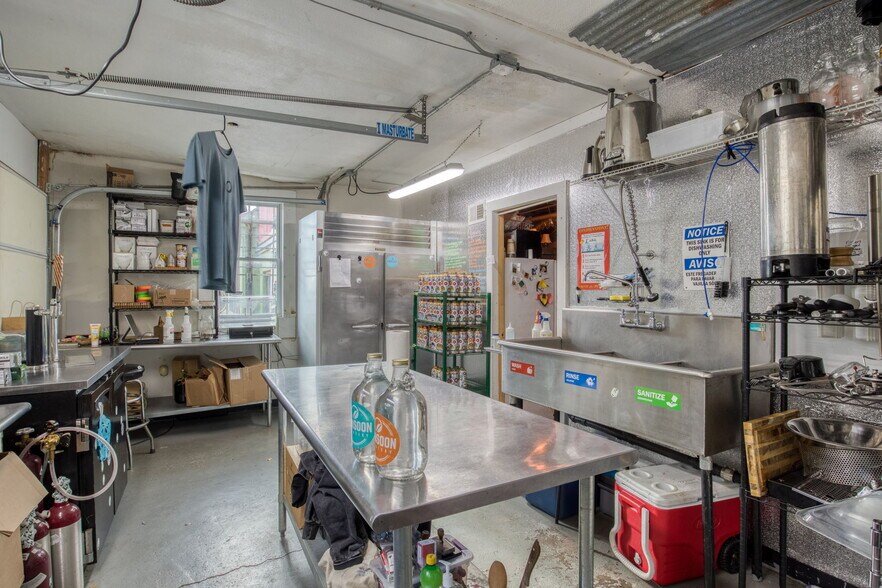 More Photos Of 250 Albany St, Springfield Showroom For Lease