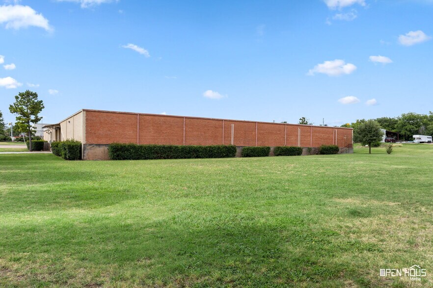 More Photos Of 2200 5th St, Wichita Falls Warehouse For Sale