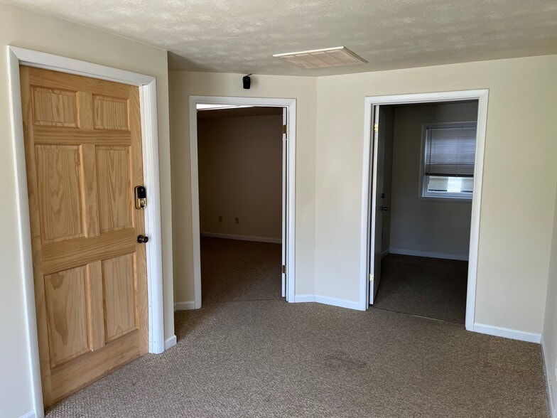More Photos Of 630 Charles St, Staunton Light Distribution For Sale