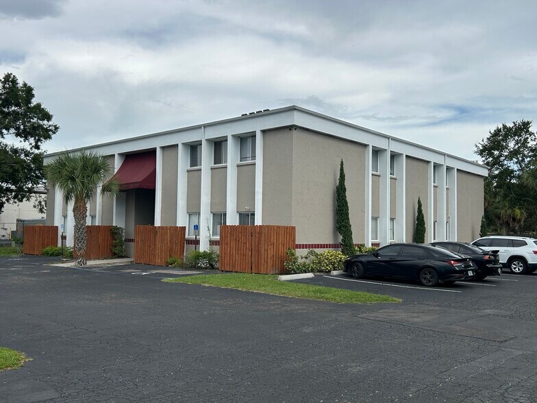 More Photos Of 1877 Northgate Blvd, Sarasota Office For Lease