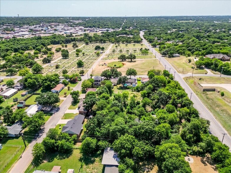 More Photos Of 410 N Mill St, Weatherford Land For Sale