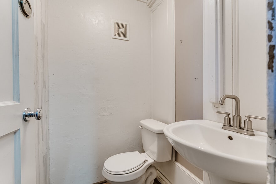 More Photos Of 600 Or-99 Hwy, Eugene Freestanding For Sale