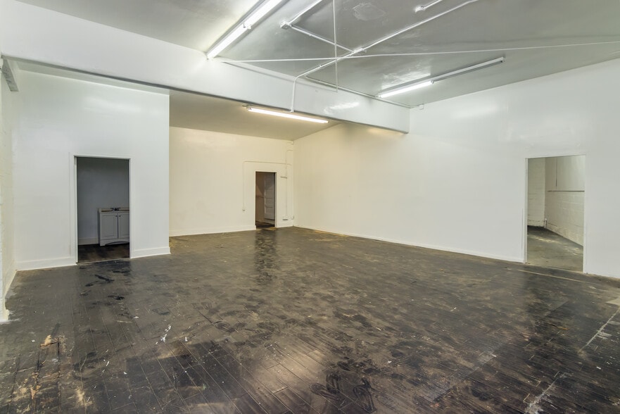 More Photos Of 11129 Hartsook St, North Hollywood Warehouse For Lease