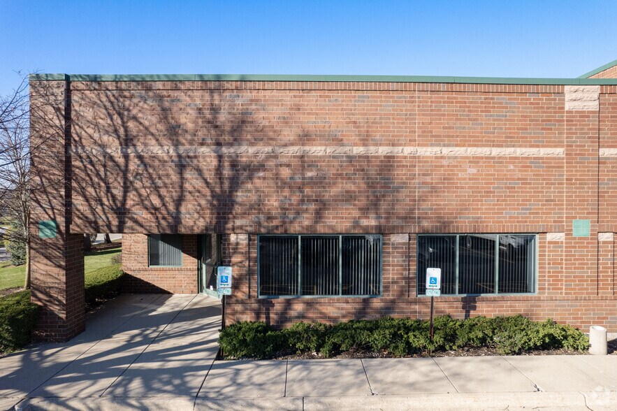 More Photos Of 950-990 Corporate Woods Pky, Vernon Hills Unknown For Lease