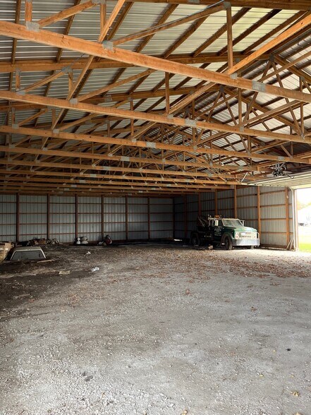 More Photos Of 1304 Central Ave E, Clarion Showroom For Sale
